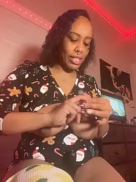 loveluna8 online show from December 18, 2025, 11:41 pm