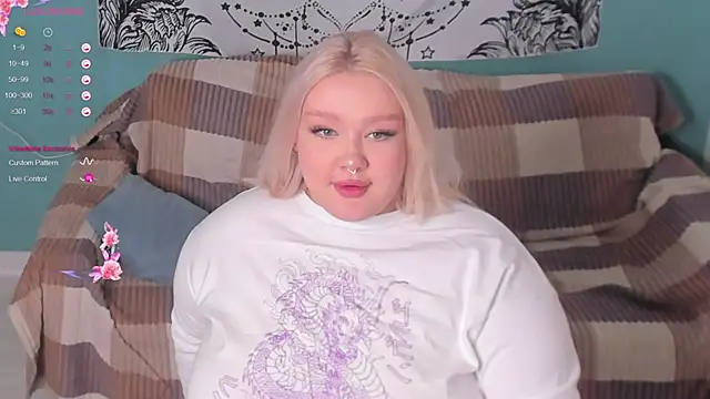 Snapshot of LilyBelll chatting on December 9, 2024, 11:15 am LilyBelll online show from December 9, 2024, 11:15 am