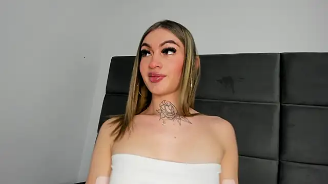 Snapshot of Lizz_Luna chatting on October 28, 2025, 1:32 pm Lizz Luna online show from October 28, 2025, 1:32 pm