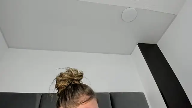 Snapshot of Lizz_Luna chatting on November 18, 2025, 8:01 pm Lizz Luna online show from November 18, 2025, 8:01 pm