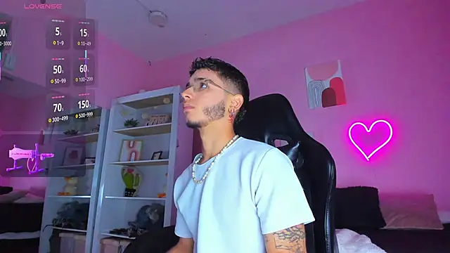 Snapshot of Ian_Castillo_ chatting on March 13, 2025, 11:19 am Ian Castillo online show from March 13, 2025, 11:19 am