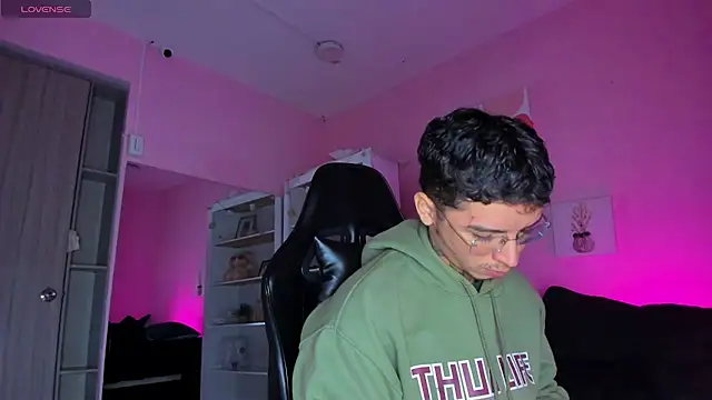 Snapshot of Ian_Castillo_ chatting on October 9, 2025, 11:11 am Ian Castillo online show from October 9, 2025, 11:11 am