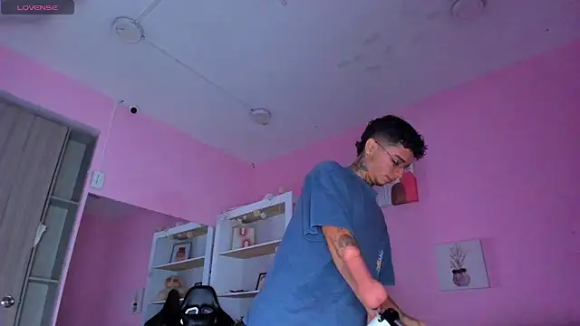 Snapshot of Ian_Castillo_ chatting on November 7, 2025, 11:15 am Ian Castillo online show from November 7, 2025, 11:15 am