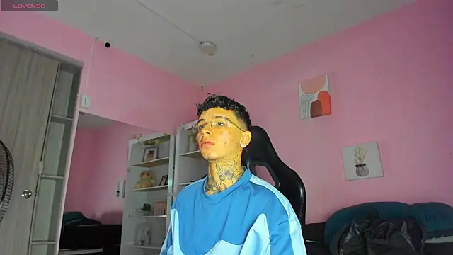 Snapshot of Ian_Castillo_ chatting on November 4, 2025, 11:14 am Ian Castillo online show from November 4, 2025, 11:14 am