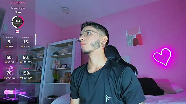 Snapshot of Ian_Castillo_ chatting on March 7, 2025, 11:18 am Ian Castillo online show from March 7, 2025, 11:18 am