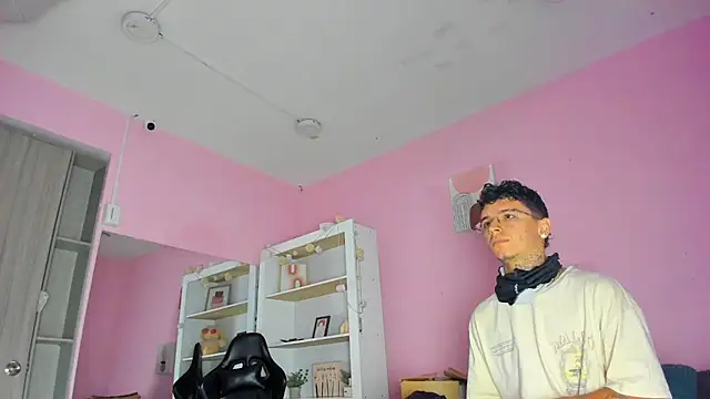 Snapshot of Ian_Castillo_ chatting on October 28, 2025, 11:09 am Ian Castillo online show from October 28, 2025, 11:09 am