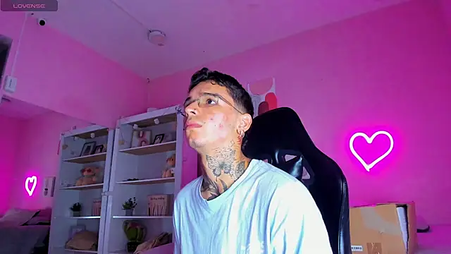 Snapshot of Ian_Castillo_ chatting on September 15, 2025, 11:21 am Ian Castillo online show from September 15, 2025, 11:21 am