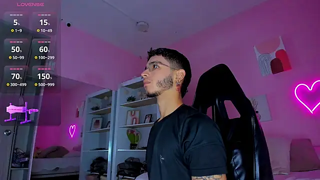 Snapshot of Ian_Castillo_ chatting on March 18, 2025, 11:22 am Ian Castillo online show from March 18, 2025, 11:22 am