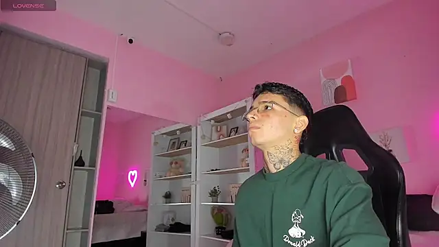 Snapshot of Ian_Castillo_ chatting on September 25, 2025, 11:16 am Ian Castillo online show from September 25, 2025, 11:16 am