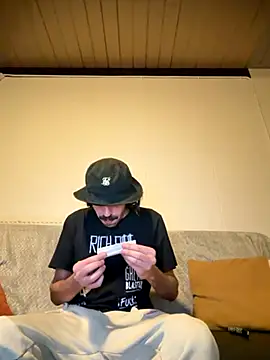 wolfwhite95 online show from November 7, 2025, 10:57 pm