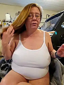 Snapshot of MsShelby40 chatting on March 21, 2025, 10:39 pm MsShelby40 online show from March 21, 2025, 10:39 pm