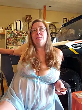 Snapshot of MsShelby40 chatting on October 5, 2025, 9:16 pm MsShelby40 online show from October 5, 2025, 9:16 pm