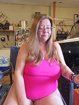 Snapshot of MsShelby40 chatting on July 10, 2026, 9:48 pm MsShelby40 online show from July 10, 2026, 9:48 pm