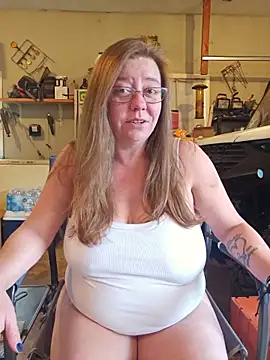 Snapshot of MsShelby40 chatting on June 10, 2026, 10:33 pm MsShelby40 online show from June 10, 2026, 10:33 pm