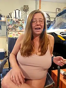 Snapshot of MsShelby40 chatting on October 25, 2025, 8:42 pm MsShelby40 online show from October 25, 2025, 8:42 pm