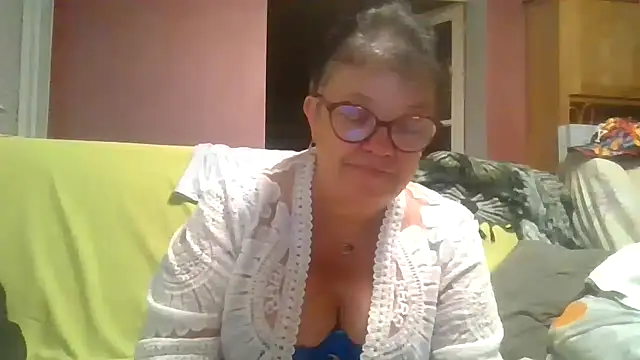 Snapshot of Vandeae44 chatting on July 15, 2026, 8:27 pm Vandeae44 online show from July 15, 2026, 8:27 pm