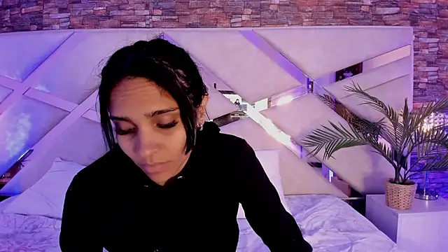 sophie pariss online show from December 22, 2025, 3:17 am