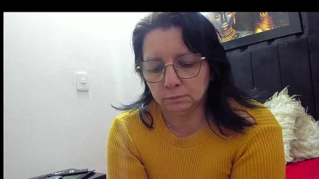 Snapshot of Evaaross_2345 chatting on November 18, 2025, 11:24 am Evaaross 2345 online show from November 18, 2025, 11:24 am