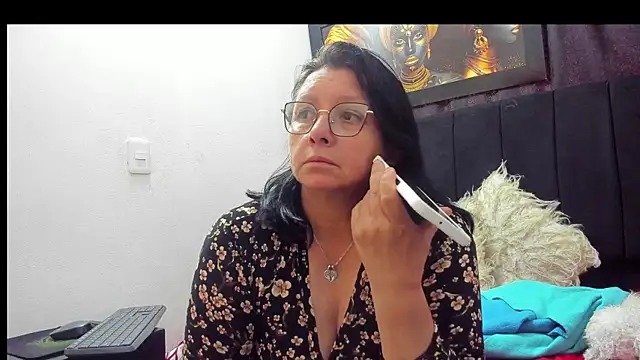 Snapshot of Evaaross_2345 chatting on November 10, 2025, 7:52 pm Evaaross 2345 online show from November 10, 2025, 7:52 pm