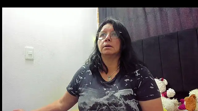 Snapshot of Evaaross_2345 chatting on December 14, 2025, 6:13 pm Evaaross 2345 online show from December 14, 2025, 6:13 pm