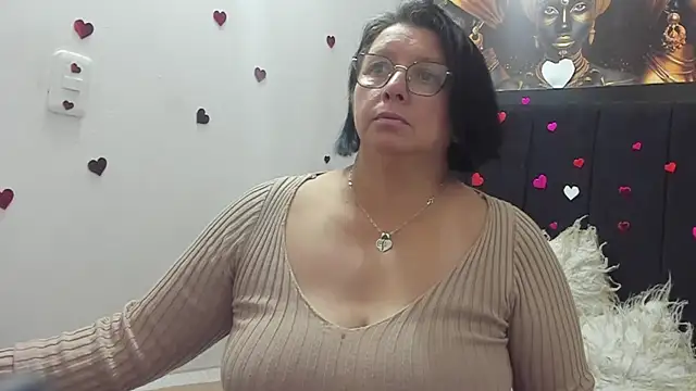 Evaaross 2345 online show from April 18, 2026, 7:40 pm