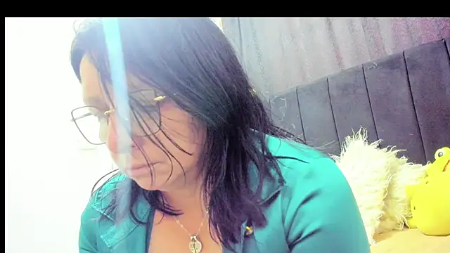 Snapshot of Evaaross_2345 chatting on December 2, 2025, 7:37 pm Evaaross 2345 online show from December 2, 2025, 7:37 pm