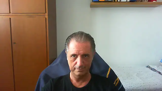 Snapshot of lliuk70mi chatting on June 8, 2026, 11:33 am lliuk70mi online show from June 8, 2026, 11:33 am