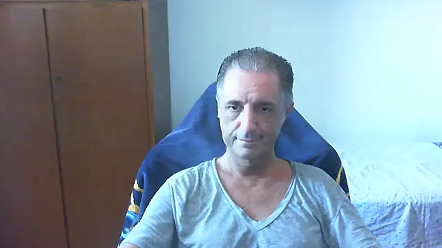 Snapshot of lliuk70mi chatting on July 4, 2026, 1:04 pm lliuk70mi online show from July 4, 2026, 1:04 pm