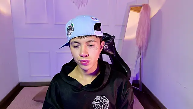 Snapshot of Justyn_Ross chatting on October 19, 2025, 10:56 pm Justyn Ross online show from October 19, 2025, 10:56 pm