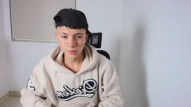 Snapshot of Justyn_Ross chatting on October 2, 2025, 5:44 am Justyn Ross online show from October 2, 2025, 5:44 am