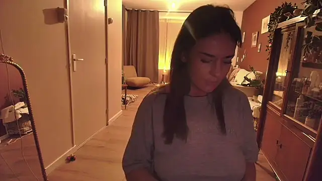 Nina24 online show from December 16, 2025, 7:40 pm