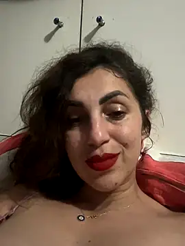 Snapshot of EmaSkyes chatting on November 4, 2025, 7:28 pm EmaSkyes online show from November 4, 2025, 7:28 pm