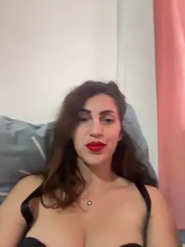 Snapshot of EmaSkyes chatting on November 7, 2025, 7:24 am EmaSkyes online show from November 7, 2025, 7:24 am