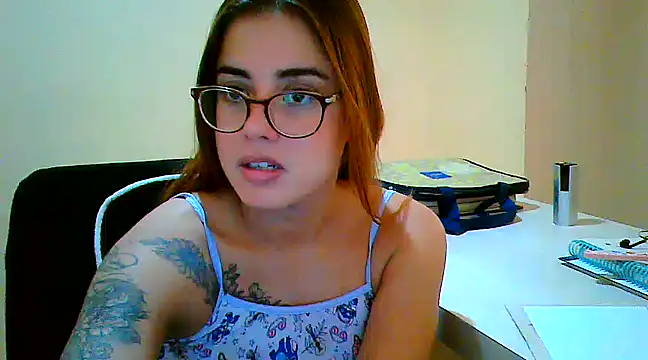 Snapshot of maliamiller chatting on March 22, 2025, 4:26 pm maliamiller online show from March 22, 2025, 4:26 pm