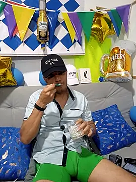 Snapshot of latinmartin73 chatting on October 3, 2025, 12:14 am latinmartin73 online show from October 3, 2025, 12:14 am