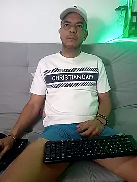Snapshot of latinmartin73 chatting on March 16, 2025, 2:11 pm latinmartin73 online show from March 16, 2025, 2:11 pm
