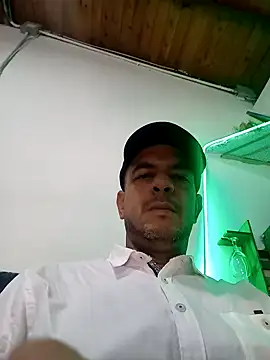 Snapshot of latinmartin73 chatting on February 27, 2025, 1:08 am latinmartin73 online show from February 27, 2025, 1:08 am
