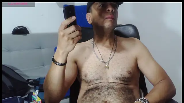 latinmartin73 online show from April 9, 2026, 2:24 am