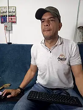 Snapshot of latinmartin73 chatting on March 8, 2025, 3:28 am latinmartin73 online show from March 8, 2025, 3:28 am