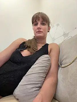 jennifer11772 online show from April 4, 2026, 7:20 pm