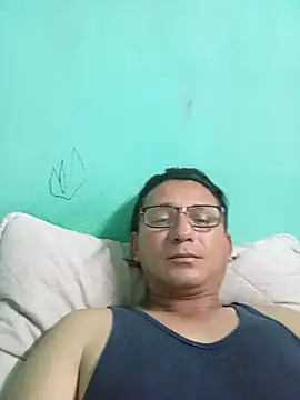 Snapshot of Andresguz35 chatting on June 14, 2026, 4:14 am Andresguz35 online show from June 14, 2026, 4:14 am