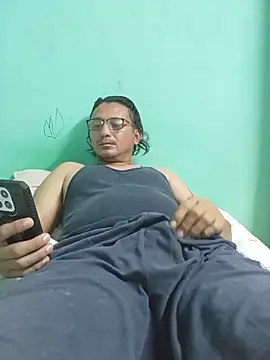 Snapshot of Andresguz35 chatting on July 9, 2026, 2:34 am Andresguz35 online show from July 9, 2026, 2:34 am