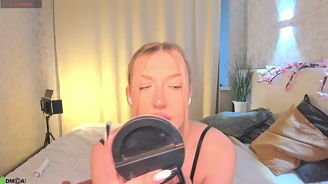 Emma  Leee online show from May 8, 2026, 1:31 am