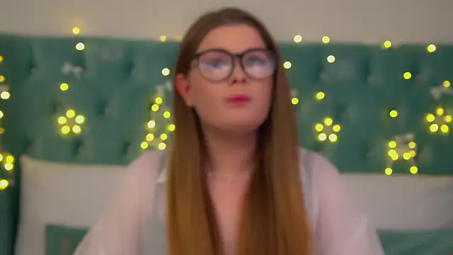 Snapshot of CrystalLyons chatting on December 5, 2025, 12:04 pm CrystalLyons online show from December 5, 2025, 12:04 pm