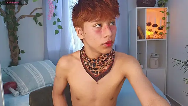 Snapshot of Tommyfoxboy chatting on October 24, 2025, 12:37 pm Tommyfoxboy online show from October 24, 2025, 12:37 pm