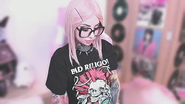 NikkiRamone online show from January 7, 2026, 11:37 am