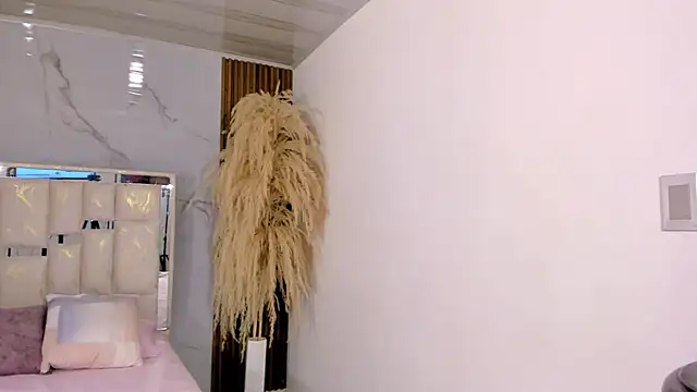 Keila Mendoza online show from March 11, 2026, 5:12 am