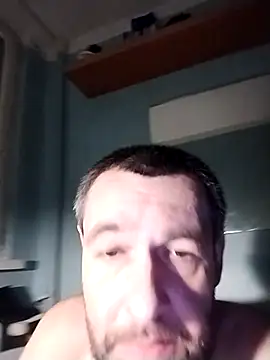 Snapshot of Andrzej-M chatting on December 5, 2025, 8:06 pm Andrzej-M online show from December 5, 2025, 8:06 pm