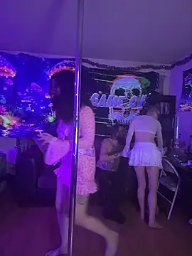 NovaLove2002 online show from April 27, 2026, 4:32 am