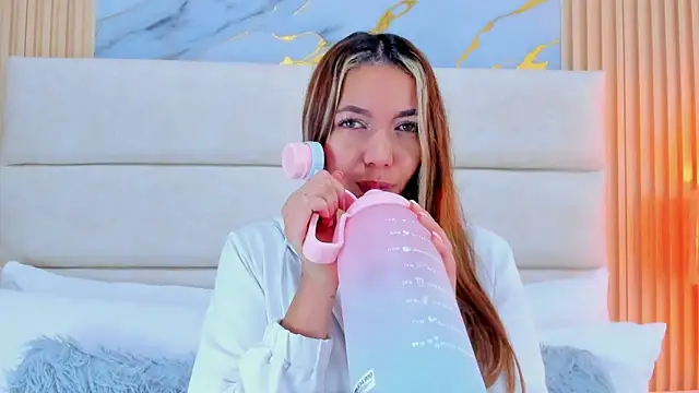 Mia Malkovaa  online show from May 29, 2026, 1:39 pm